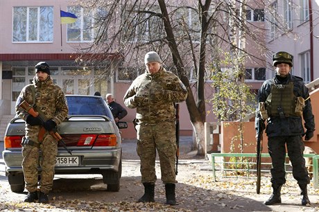 Vojáci steí volební místnost ve východoukrajinském Slavjansku.