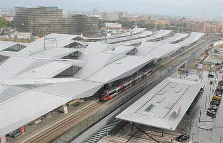 Pro Wien Hauptbahnhof jsou typické prohnuté ocelové stechy. Stavba zaala u v...