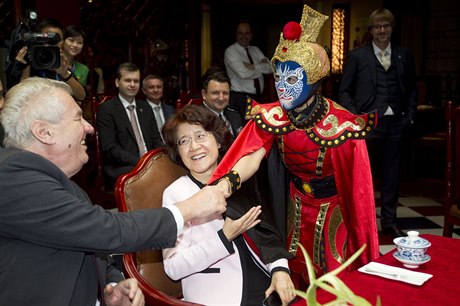 Prezident Milo Zeman na tradiním pedstavení divadla masek