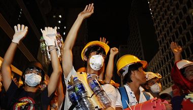 Prodemokratick protesty v centru Hongkongu trvaj u tvrt tden.
