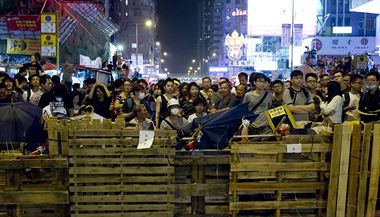 Demonstranti brn sv pozice ped polici budovnm barikd.