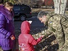 Prezident Petro Poroenko dohl na volby v neklidnm Donbasu.