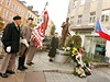 Poloen vnc ped sochu T.G. Masaryka v Karlovch Varech