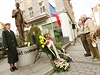 Poloen vnc ped sochu T.G. Masaryka v Karlovch Varech