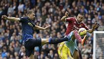 Edin Džeko z Manchesteru City (vlevo) a Winston Reid z West Hamu. | na serveru Lidovky.cz | aktuální zprávy
