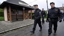 Na snímku policie kontroluje opuštěné domy v Lipové | na serveru Lidovky.cz | aktuální zprávy