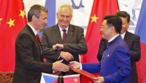 Prezident Miloš Zeman a čínským prezidentem Si Ťin-pchingem přihlížejí 27.... Prezident Miloš Zeman a čínským prezidentem Si Ťin-pchingem přihlížejí 27....