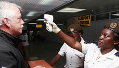 Mení teploty u pasové kontroly na mezinárodním letiti v nigerijském Lagosu.