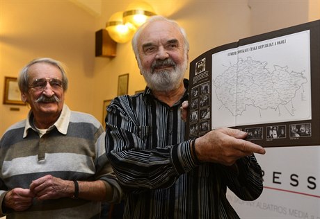 Knihu Divadlo Járy Cimrmana  poktili Zdenk Svrák a Jaroslav Weigel (vlevo).