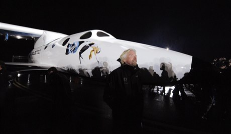 Richard Branson stojí ped vesmírnou raketou SpaceShipTwo.