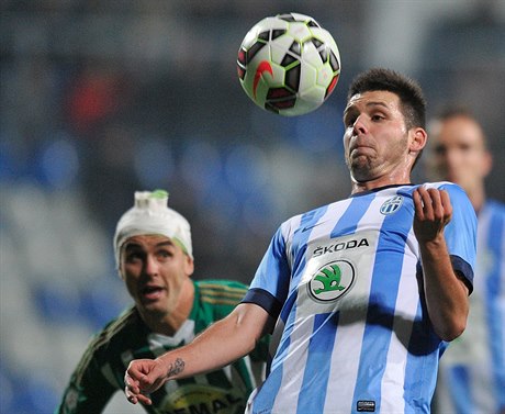 Záloník Bohemians Jan Moravec (vlevo) a útoník Boleslavi Michal uri.