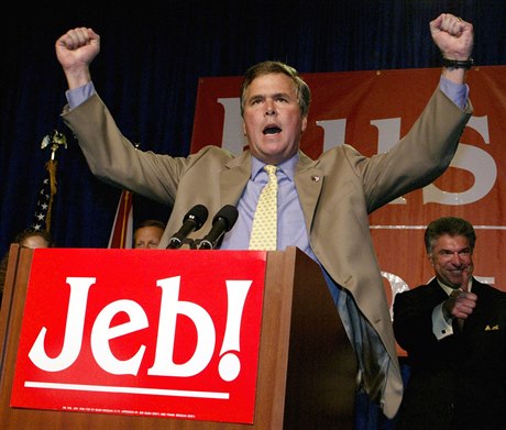 Jeb Bush oslavuje své vítzství nad demokratickým kandidátem Billem McBridem v...
