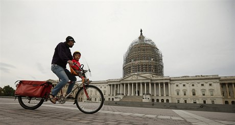 Mu na kole projídí kolem Kapitolu. Je ráno po senátních volbách.