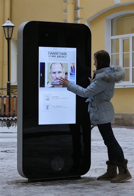 Steve Jobs piel o pomník v Petrohradu, protoe jeho nástupce je gay