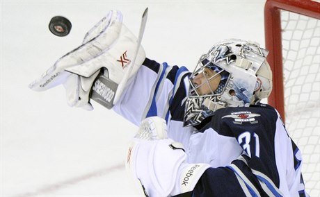 Branká Winnipegu Ondej Pavelec.