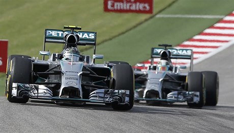 Nico Rosberg, jeho stíhá Lewis Hamilton.