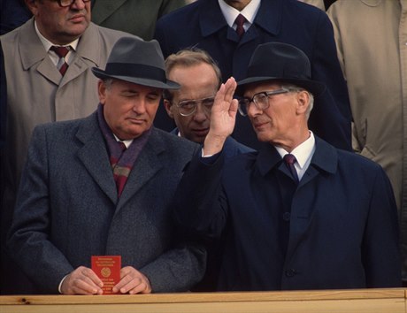 Michail Gorbaov (vlevo) a Erich Honecker na snímku z konce 80. let.