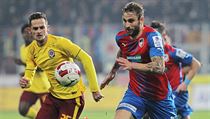 Jan Holenda (vpravo) sprintuje za míčem. Stíhá ho Mario Holek. | na serveru Lidovky.cz | aktuální zprávy