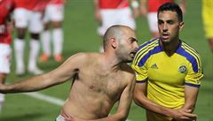 Fotbalista Macabi Tel Aviv Eran Zahavi elí útoku rozzueného fanouka.