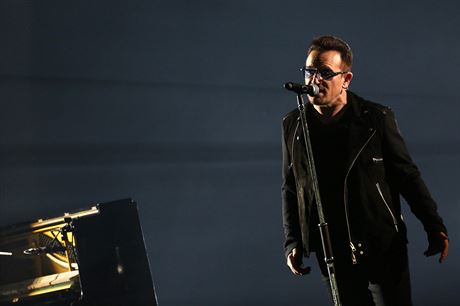 Zpvák kapely U2 Bono pi konzertu v Glasgow.