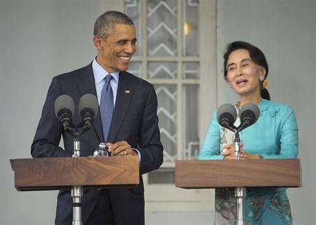 Vdkyn barmské opozice Su ij a prezident USA Obama pi spoleném proslovu
