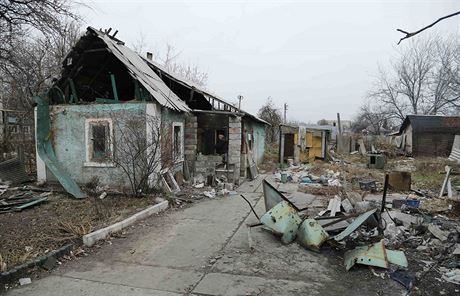 Vlka na vchod Ukrajiny - ostelovnm znien dm v Doncku.