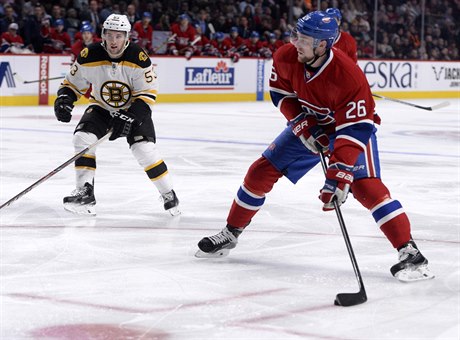 Útoník Montreal Canadiens Jií Seká (26) najídí s pukem v zápase proti...