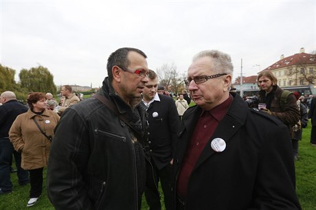 Senátor Jan Veleba na demonstraci podporující prezidenta Miloe Zemana.