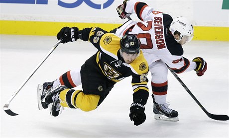 Brad Marchand (vlevo) a Damon Severson.