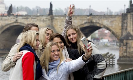 Selfie s Fed Cupem. Zleva Andrea Hlaváková, Lucie Hradecká, Klára Koukalová,...