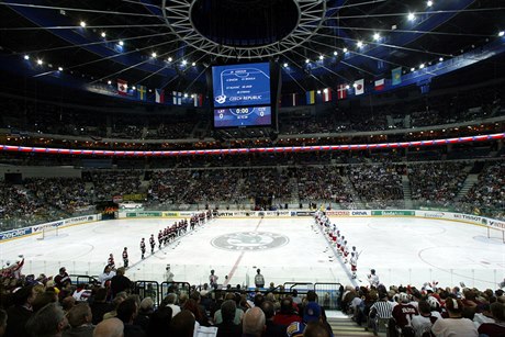 Hokejisté nastoupení v nové arén pi zahajovacím utkání mistrovství svta.