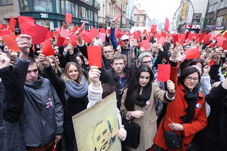 Protestující s ervenými kartami pískali a vyzývali Zemana k odstoupení z...