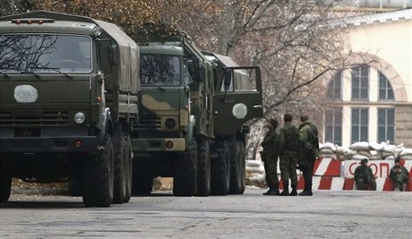 Ozbrojenci a vojenská technika nedaleko Doncka.