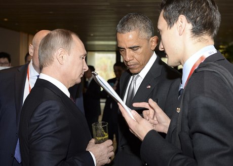 Neformální rozhovor Vladimira Putina (vlevo) a Baracka Obamy (uprosted) na...