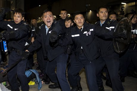 Hongkongská policie bhem zásahu proti demonstrantm.