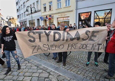 Lidé v Krnov protestují proti prezidentu Zemanovi