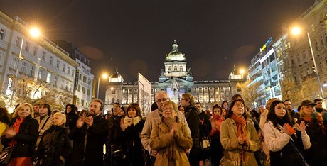 Na koncert Znovu 89 pily ped budovou Národního muzea tyi tisíce lidí, aby...