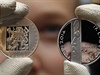 Na lícní stran mince (vlevo) je eský lev ze státního znaku eskoslovenské...