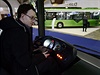 Návtvník si prohlíí jeden z vystavených autobus na 4. stedoevropském...