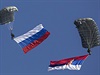 Srbt parautist seskakuj s ruskou a srbskou vlajkou bhem spolenho...