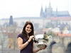 Lucie afáová zapózovala 10. listopadu v Praze s pohárem pro vítzky Fed Cupu.