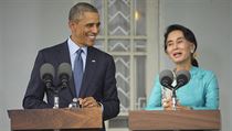 Vůdkyně barmské opozice Su Ťij a prezident USA Obama při společném proslovu Vůdkyně barmské opozice Su Ťij a prezident USA Obama při společném proslovu