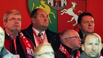 Šéf českého fotbalu Miroslav Pelta (druhý zprava), nalevo od něj Miroslav... | na serveru Lidovky.cz | aktuální zprávy