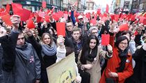 Protestující s červenými kartami pískali a vyzývali Zemana k odstoupení z... | na serveru Lidovky.cz | aktuální zprávy