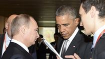 Neformální rozhovor Vladimira Putina (vlevo) a Baracka Obamy (uprostřed) na... Neformální rozhovor Vladimira Putina (vlevo) a Baracka Obamy (uprostřed) na...