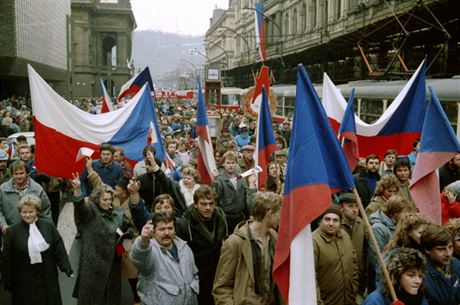 Generální stávka trvala 27. listopadu 1989 dv hodiny. Lidé se vydali na pochod...
