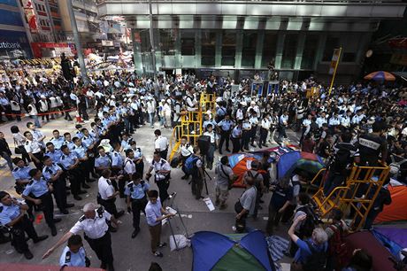Hongkongsk ady odklzej barikdy, kter prodemokratit demonstranti...