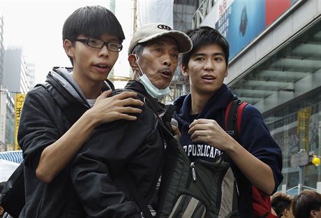 Joshua Wong (vlevo) a Lester Shum (vpravo), neoficiální lídi protestního hnutí.