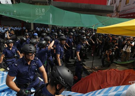 Hongkongt policist zasahuj proti demonstrantm.