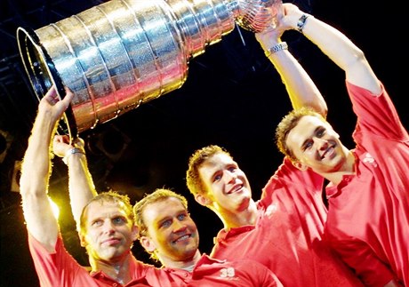 Jií Fisher (druhý zprava) po vítzství Stanley Cupu v roce 2002.